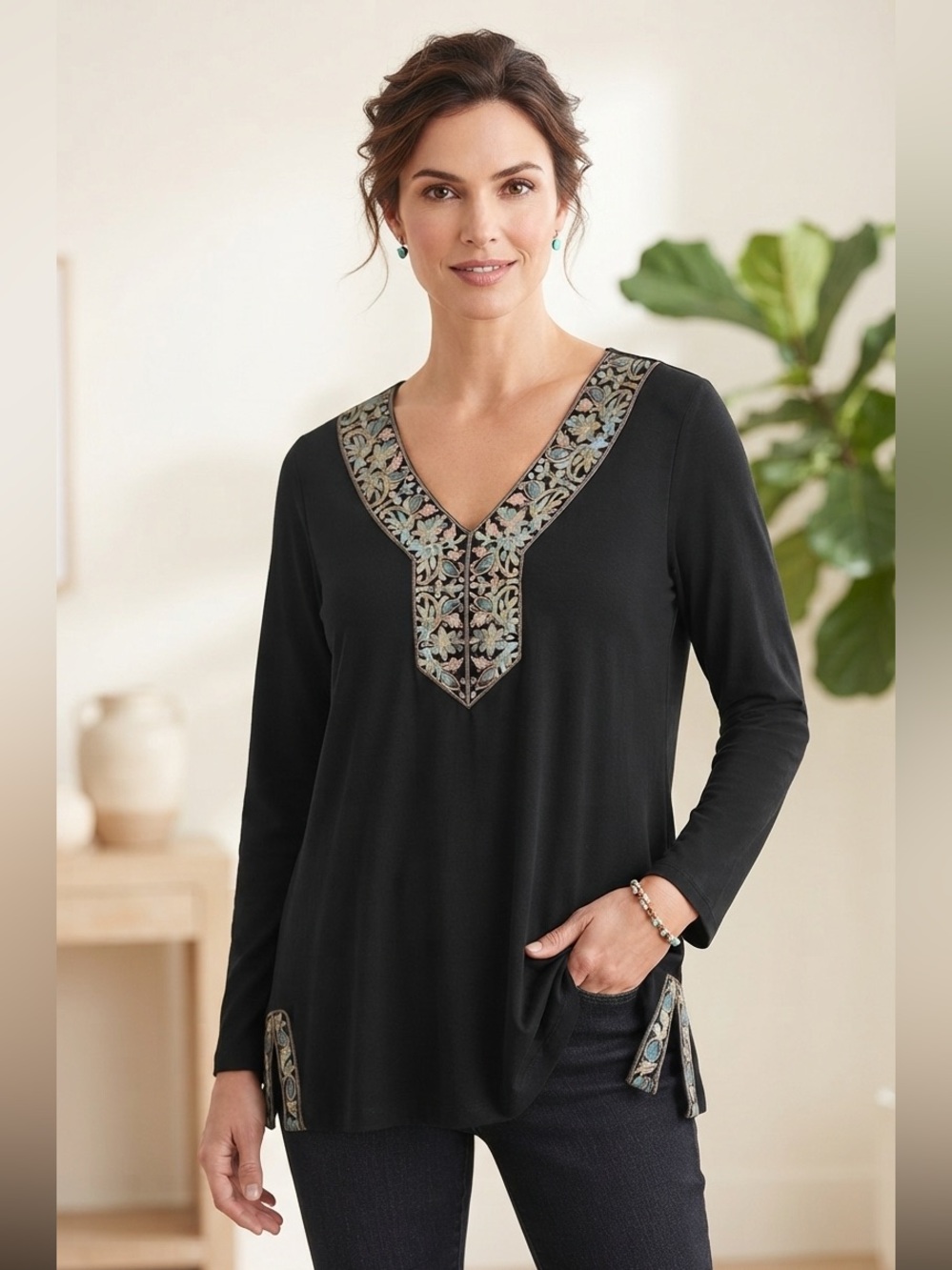 Soft Surroundings Black Embroidered V-Neck Tunic Blouse Top Split Hem Size Large